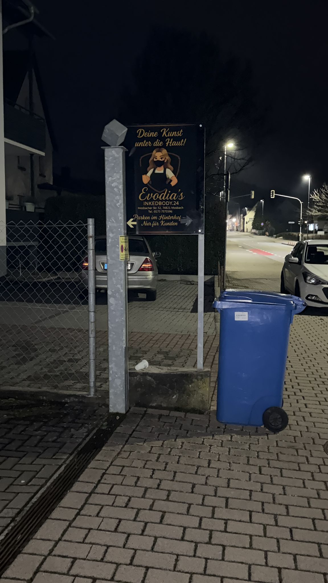 Eingang des Studios bei Nacht