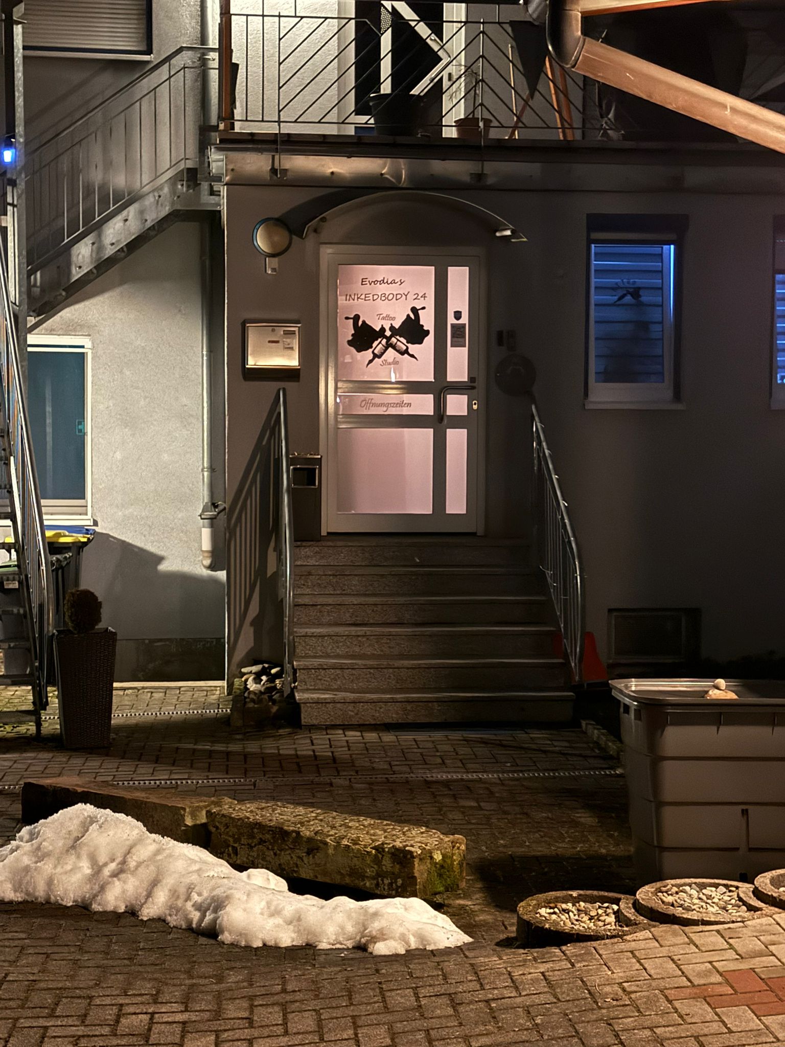 Außenschild von Evodia’s Inkedbody.24