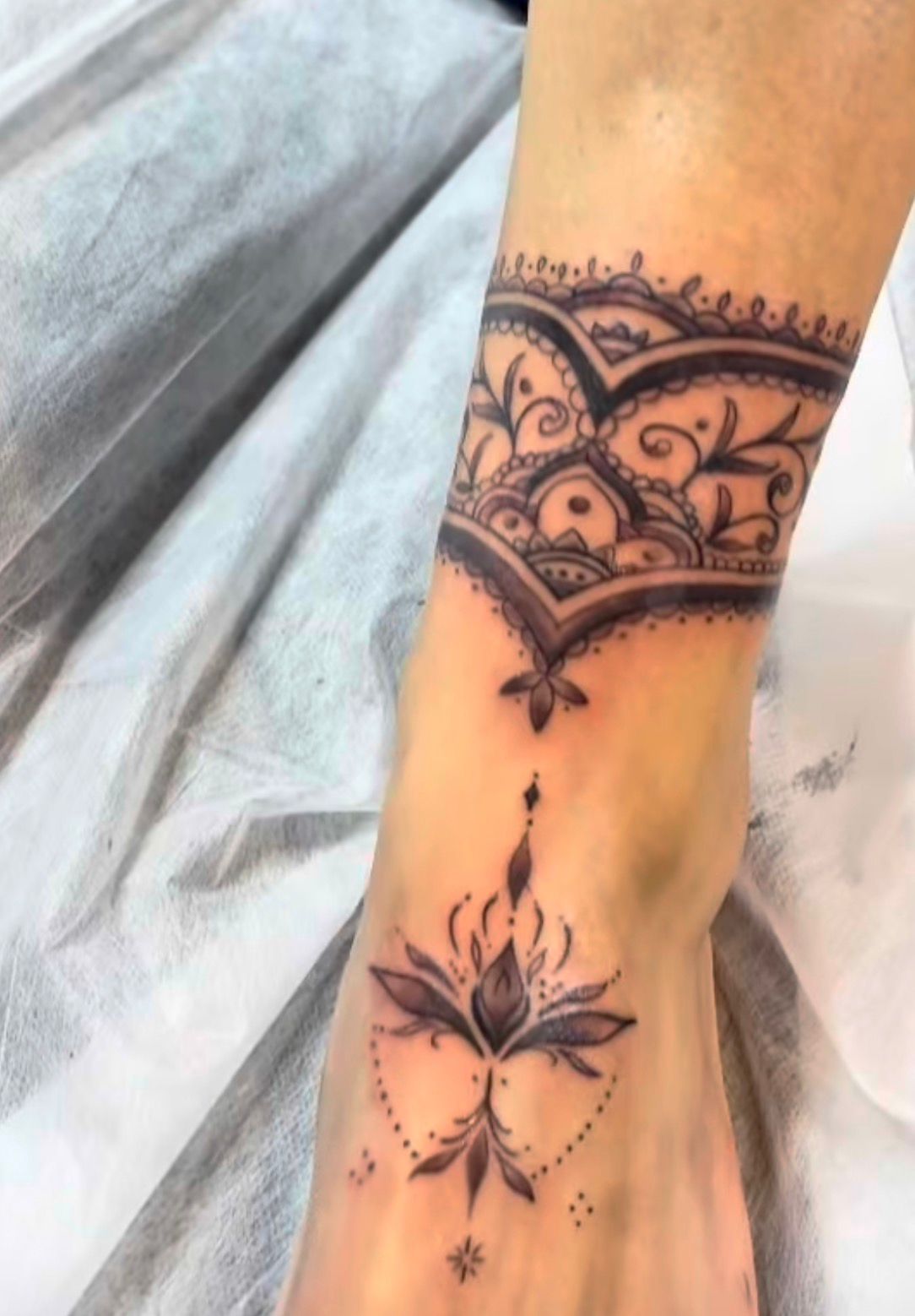 Realistic Black and Grey Tattoo mit Engel auf einer Hand