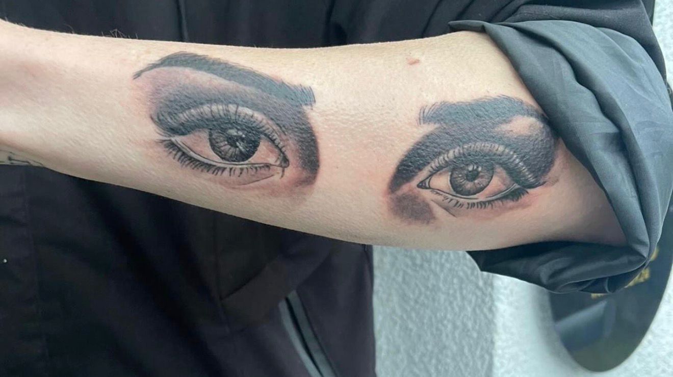 Katzen Tattoo mit Schmetterling in feinem Stil