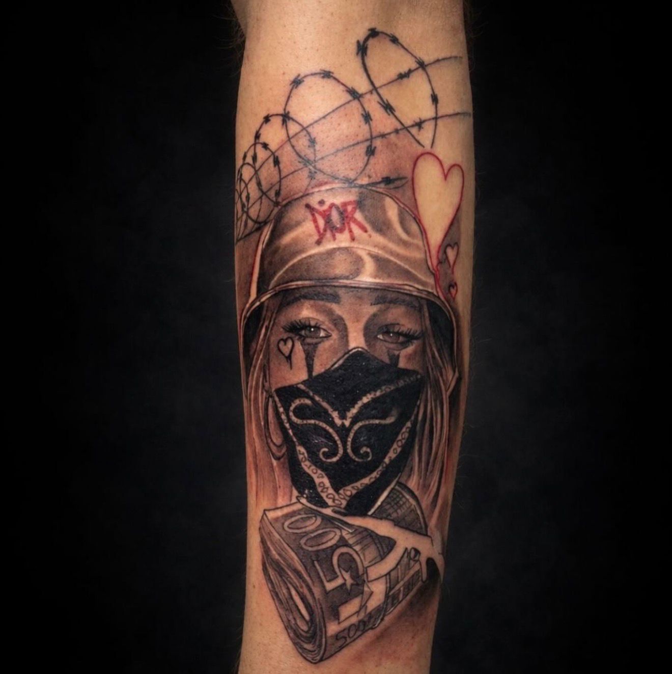 Lettering Tattoo mit Krone