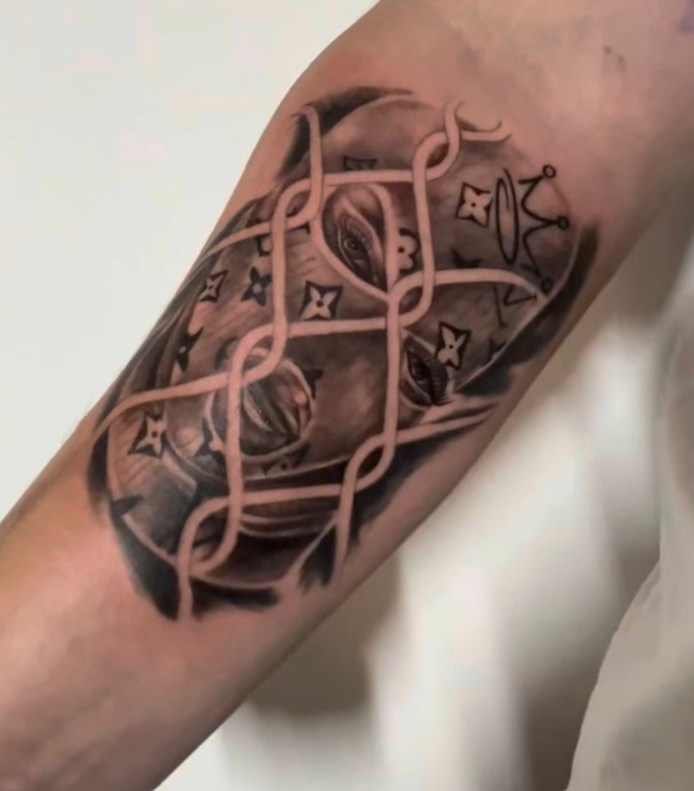 Realistic Löwen Tattoo auf dem Arm