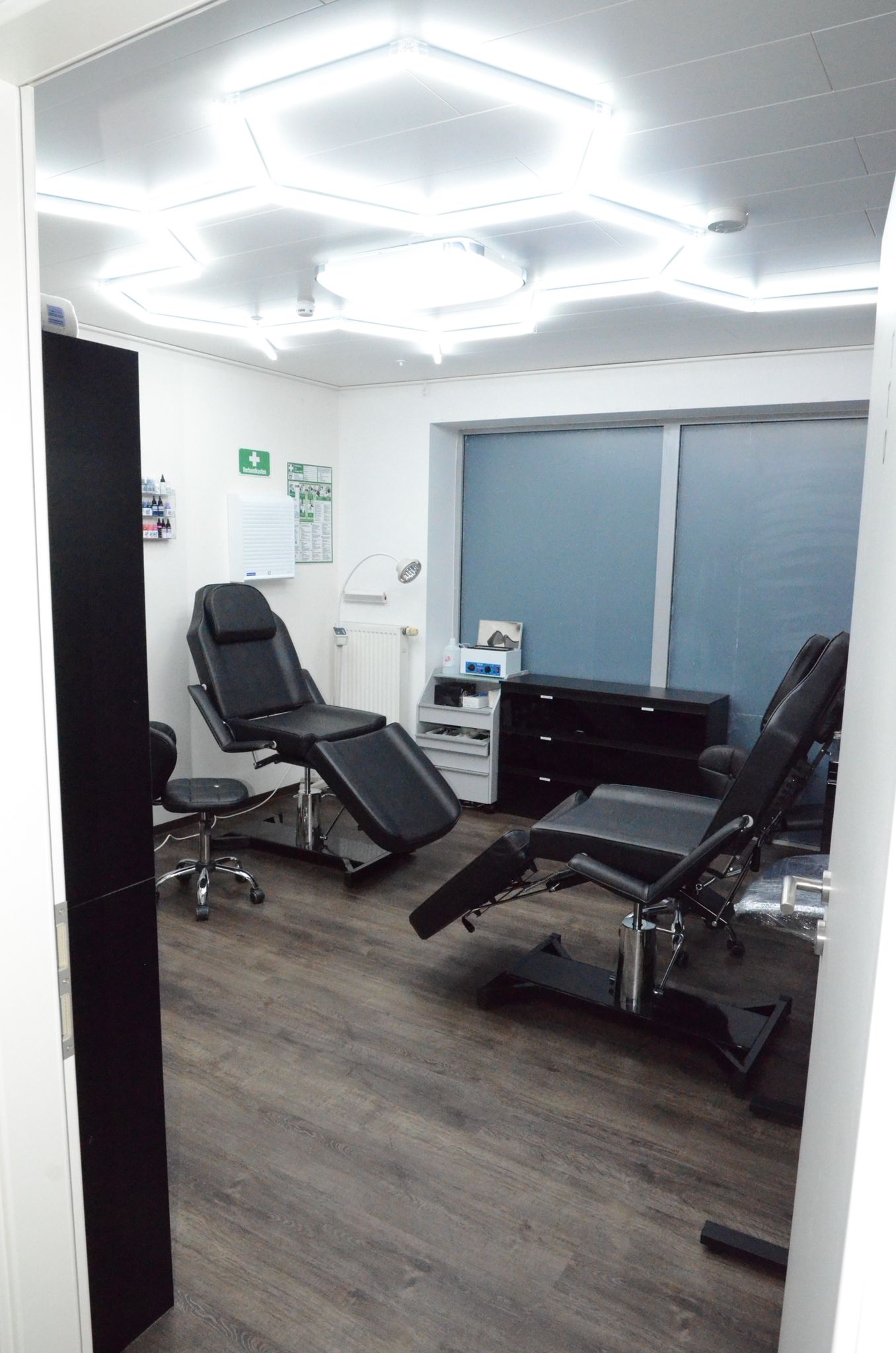 Tattoo Raum mit zwei Liegen im Studio