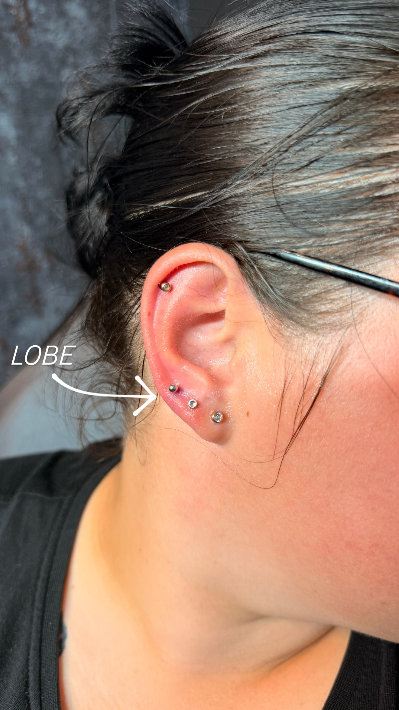 Lobe-Piercing neben weiterem Ohrschmuck